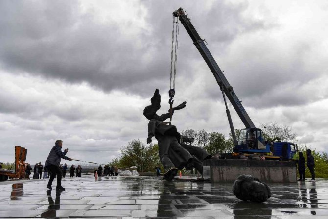 Kiev’de bulunan Rusya-Ukrayna Dostluk Anıtı yıkıldı