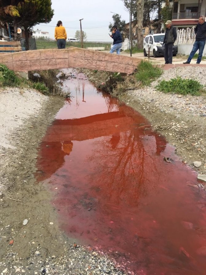 Kırmızı akan derede tehlikeli maddeye rastlanmadı