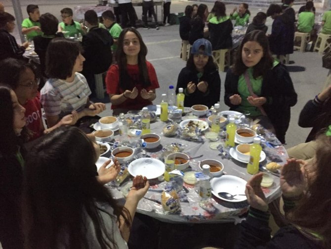 Okulda iftar yapan öğrenciler "meddahla" eğlendi