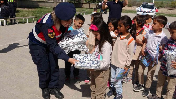 Jandarma ekipleri köyde yaşayan çocuklara bayram sevincini önceden yaşattı