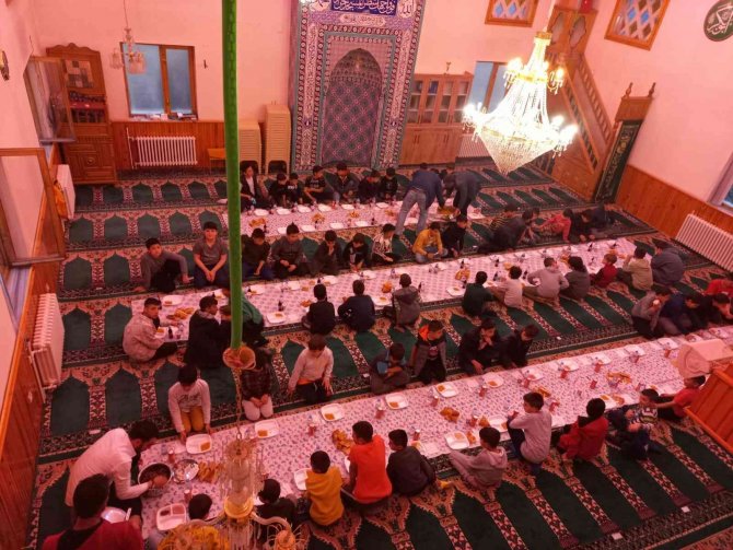 Kuran kursu öğrencilerine medine usulü iftar