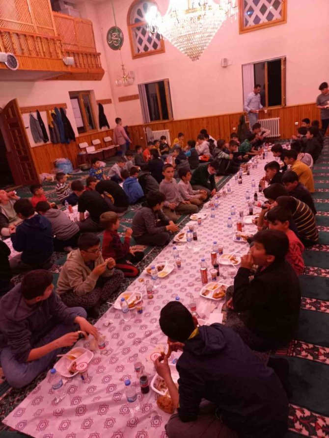 Kuran kursu öğrencilerine medine usulü iftar