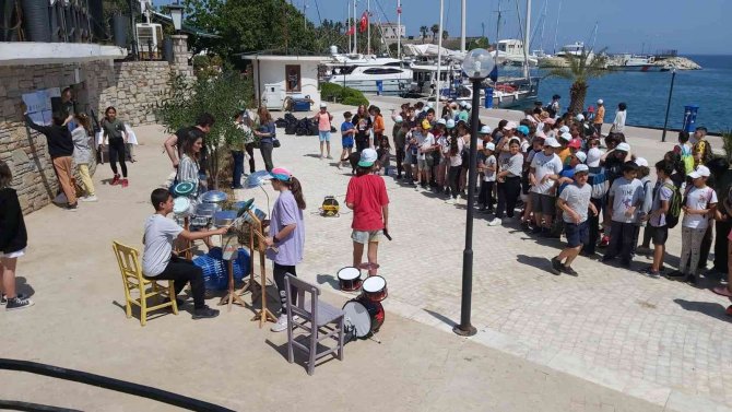 Datçalı öğrenciler çevre temizliğine dikkat çekti