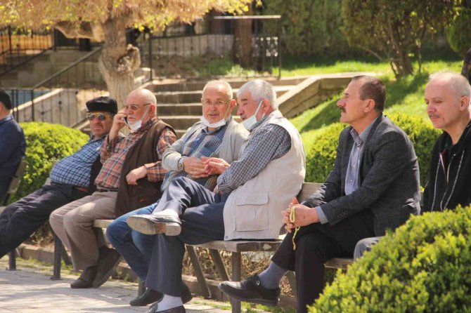 Havalar ısınınca vatandaş kendini parklara attı