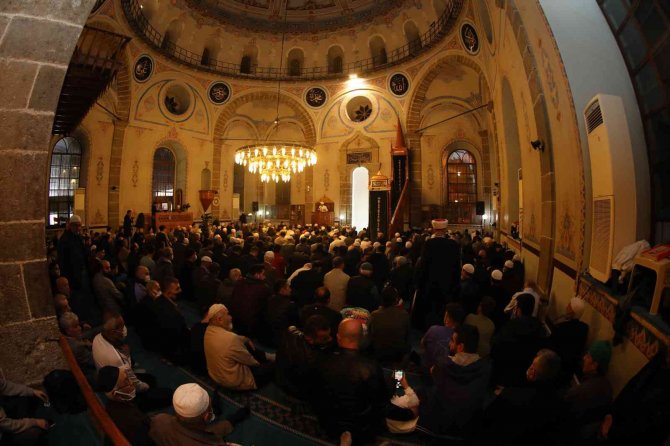 Kadir Gecesi’nde eller dua için semaya kalktı