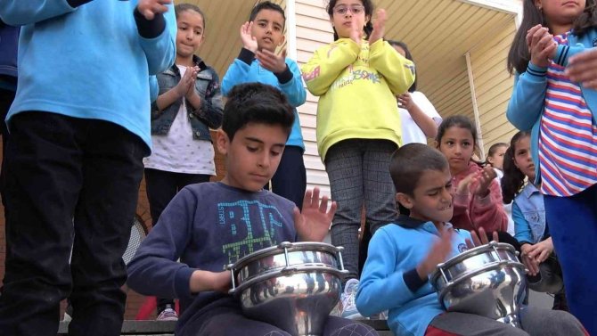 Öğrencilerden maskeye elveda kutlaması