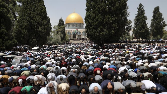 Mescid-i Aksa’da ramazanın son cumasını 160 bin kişi kıldı
