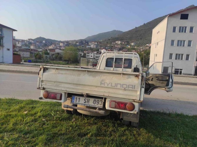 Park halindeki kamyoneti çalan şahıs kaza yapınca yakalandı