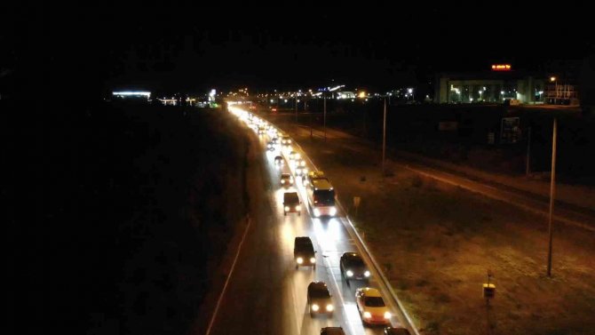 43 ilin geçiş güzergahında trafik yoğunluğu