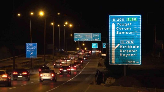 43 ilin geçiş güzergahında trafik yoğunluğu