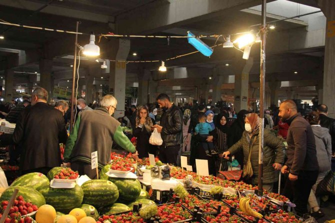 Bayram alışverişi pazarda adım atacak yer bırakmadı