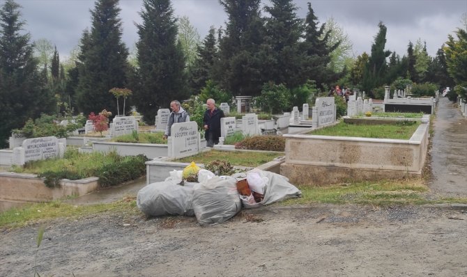Mezarlıklardaki çöp birikintileri tepki çekti