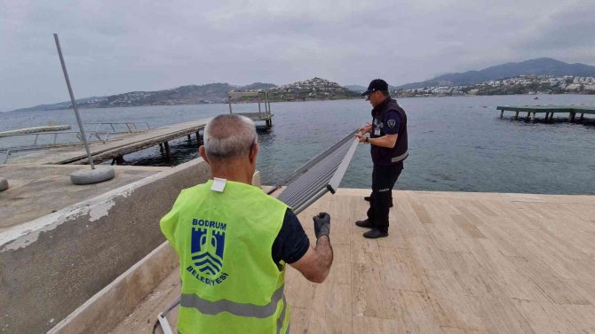 Sahili parmaklıklarla kapattılar