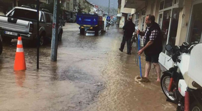 Yemek yerken restoranı sel bastı