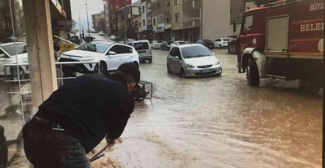 Yemek yerken restoranı sel bastı