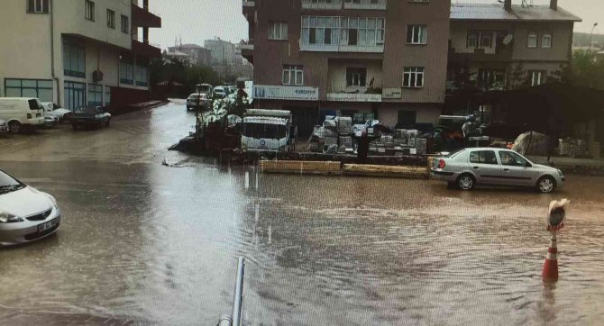 Yemek yerken restoranı sel bastı