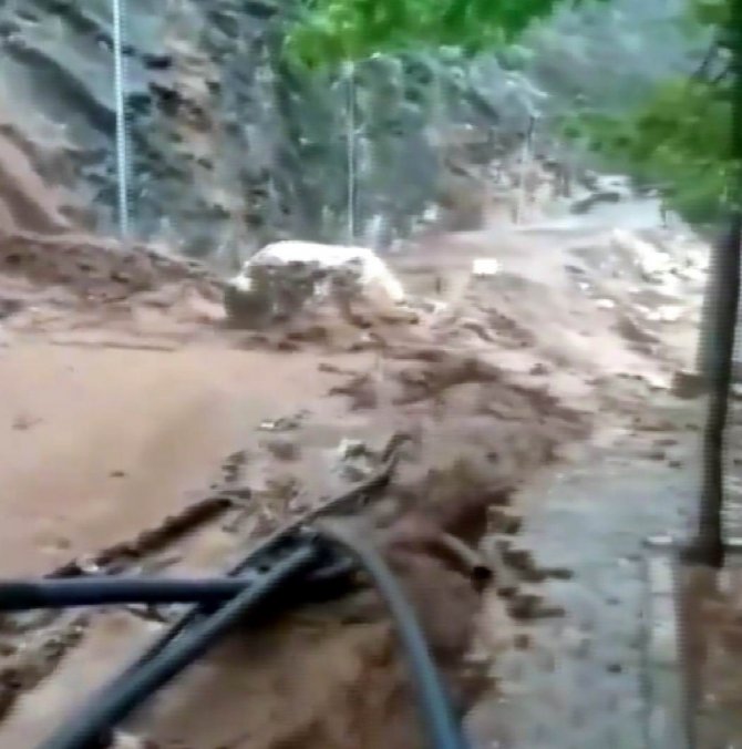 Aşırı yağış sel ve heyelana neden oldu