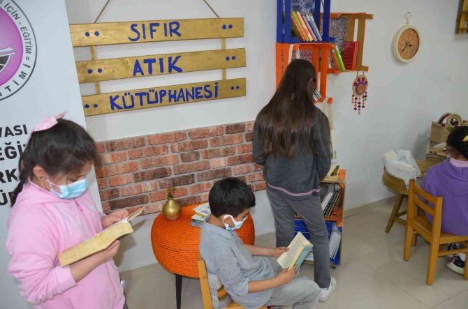 Bu kütüphanedeki her eşya atık malzemelerden yapıldı