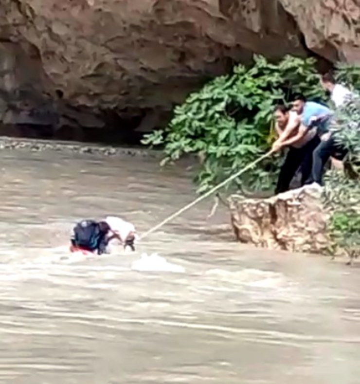 Pikniğe gittikleri kanyonda su seviyesi yükselince mahsur kaldılar 