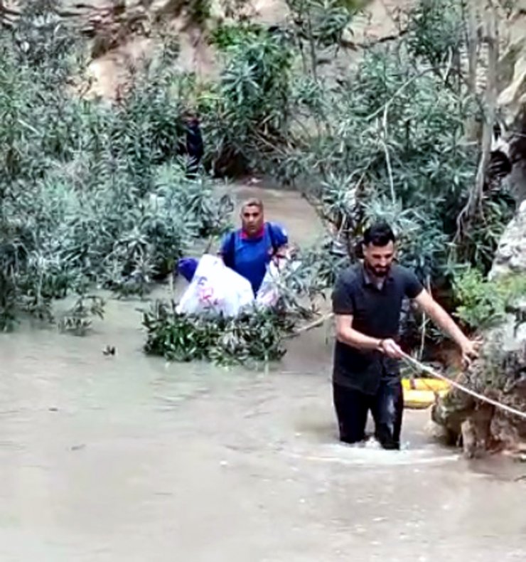 Pikniğe gittikleri kanyonda su seviyesi yükselince mahsur kaldılar 