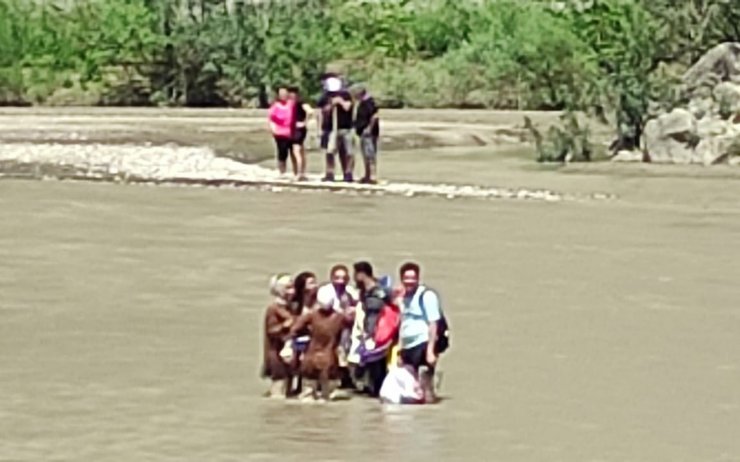 Pikniğe gittikleri kanyonda su seviyesi yükselince mahsur kaldılar 