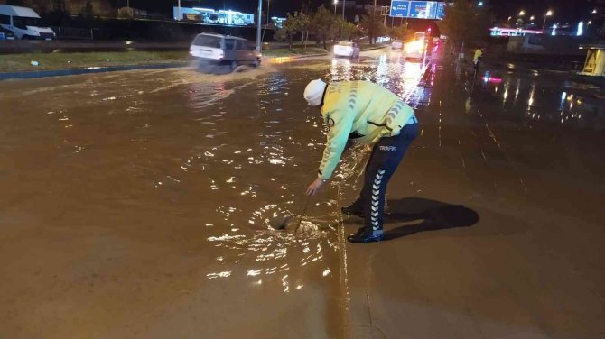 Sağanak yağış nedeniyle ulaşımda aksamalar oldu