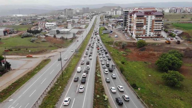 Tatilciler dönüş yoluna geçti, 43 ilin geçiş güzergahında trafik durma noktasına geldi