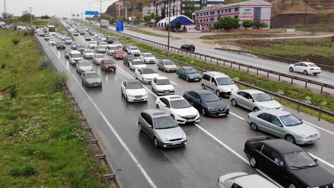 Tatilciler dönüş yoluna geçti, 43 ilin geçiş güzergahında trafik durma noktasına geldi