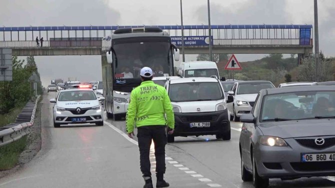 Tatilciler dönüş yoluna geçti, 43 ilin geçiş güzergahında trafik durma noktasına geldi