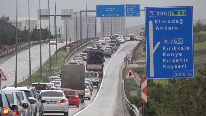 Tatilciler dönüş yoluna geçti, 43 ilin geçiş güzergahında trafik durma noktasına geldi