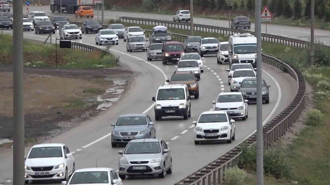 Tatilciler dönüş yoluna geçti, 43 ilin geçiş güzergahında trafik durma noktasına geldi