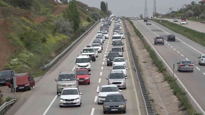 Tatilciler dönüş yoluna geçti, 43 ilin geçiş güzergahında trafik durma noktasına geldi