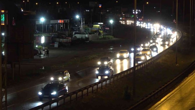 Tatilciler erken dönüşe geçti: 43 ilin geçiş güzergahında trafik yoğunluğu