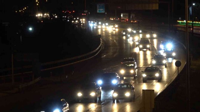 Tatilciler erken dönüşe geçti: 43 ilin geçiş güzergahında trafik yoğunluğu