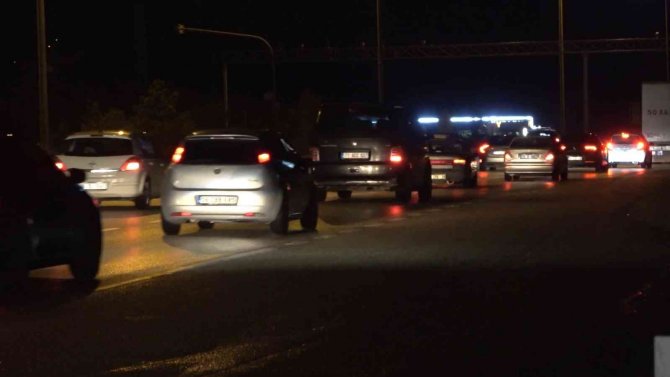 Tatilciler erken dönüşe geçti: 43 ilin geçiş güzergahında trafik yoğunluğu