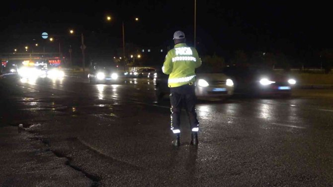 Tatilciler erken dönüşe geçti: 43 ilin geçiş güzergahında trafik yoğunluğu