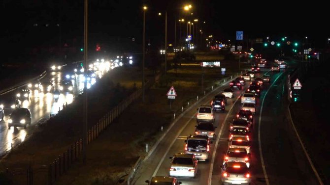 Tatilciler erken dönüşe geçti: 43 ilin geçiş güzergahında trafik yoğunluğu