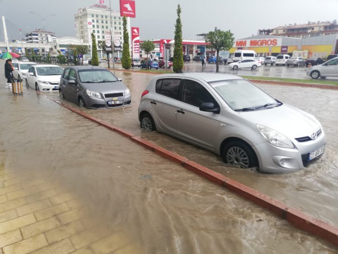 Yağmur ve dolu hayatı felç etti