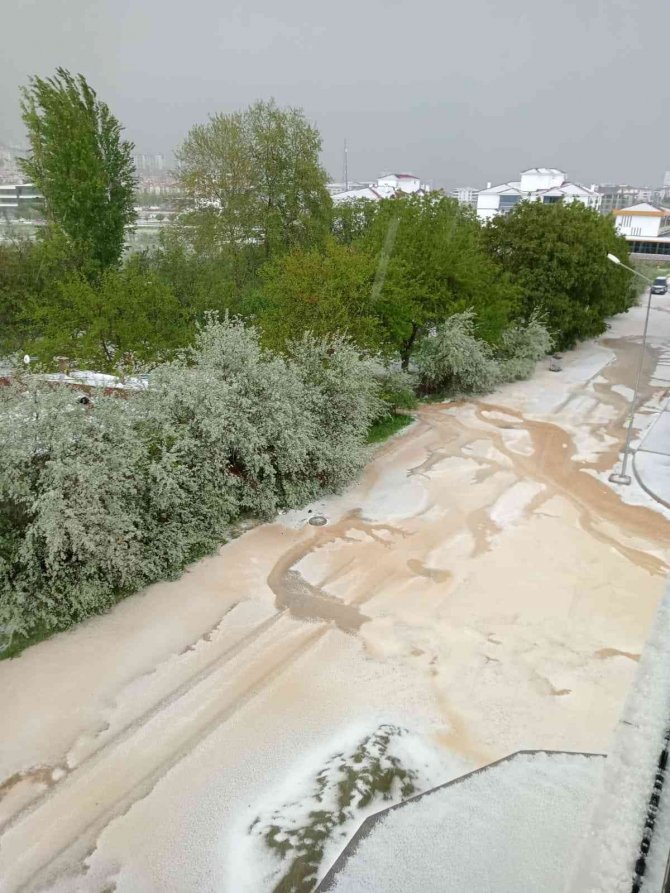 Yağmur ve dolu hayatı felç etti