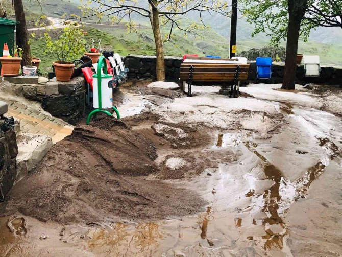 Taşkın ve dolu ziyaretgahta hasara neden oldu