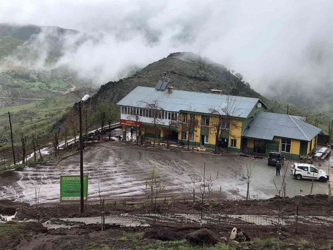 Taşkın ve dolu ziyaretgahta hasara neden oldu