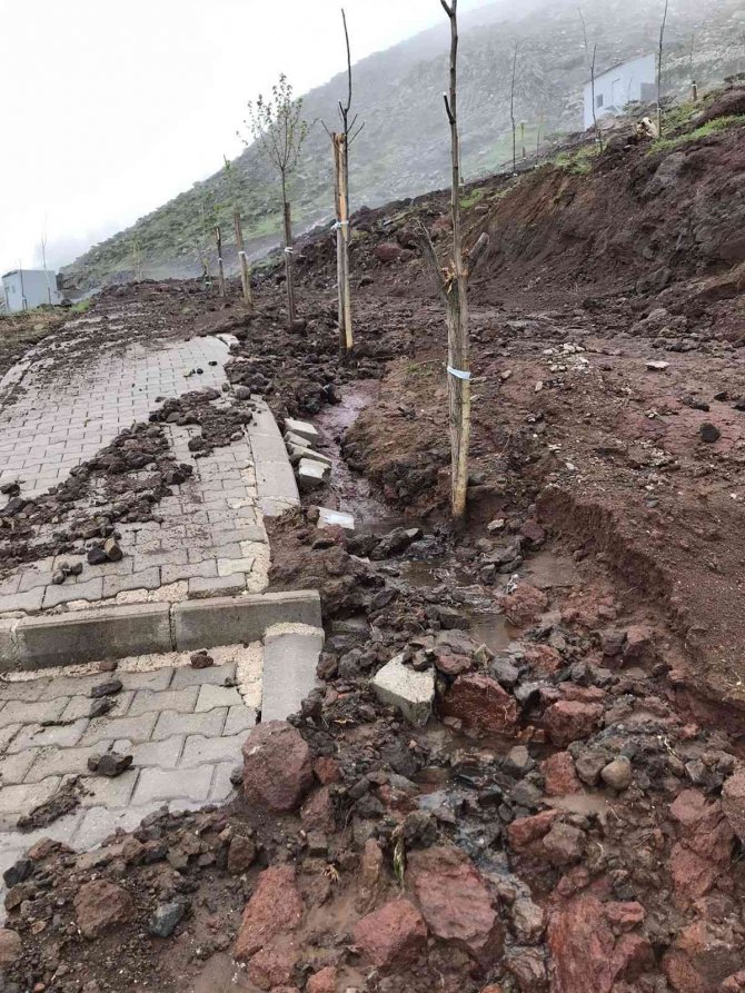 Taşkın ve dolu ziyaretgahta hasara neden oldu