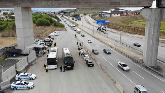 43 ilin geçiş güzergahı kilit kavşakta sıkı denetim: Sürücülere 4 önemli uyarı