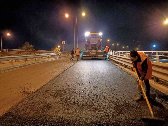 Gece yarısı yapılan asfalt trafik aksatmadı