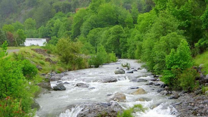 Şiddetli sağanakla birlikte debisi artan şelale görsel şölen sundu