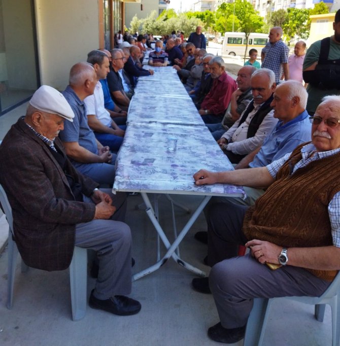 Anneler Gününde şehit annesi hayrına yemek verildi