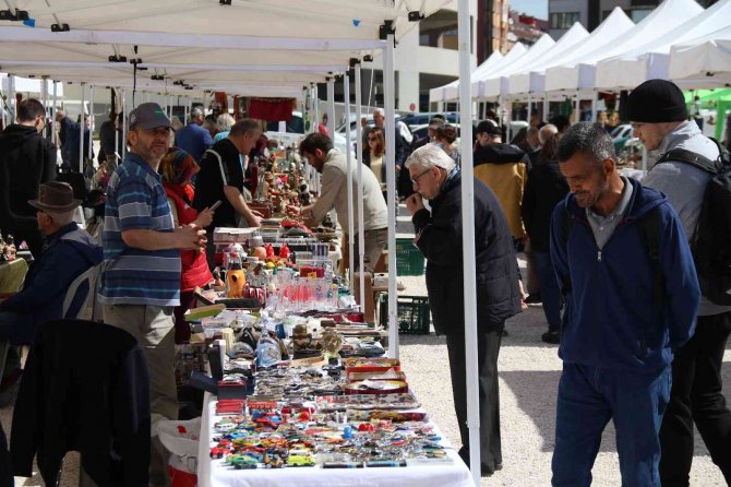 Antika Pazarı’na yoğun ilgi