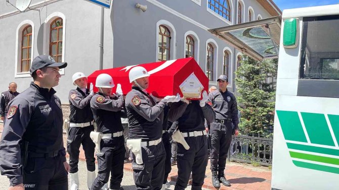 Kalp krizi geçiren polis memuru son yolculuğuna uğurlandı