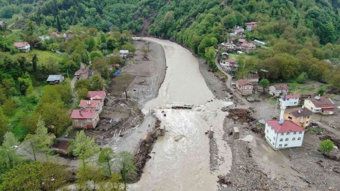 Selde yıkılan köprü üzerine yaptıkları ahşap merdivenle karşıya geçiyorlar