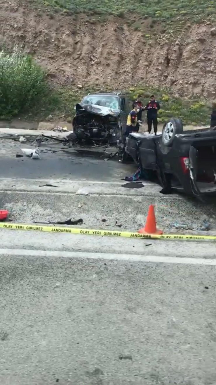 Ticari araç ile minibüs çarpıştı: 3 ölü